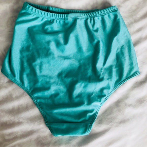 Super cute two piece! Lightly worn - Picture 3 of 3